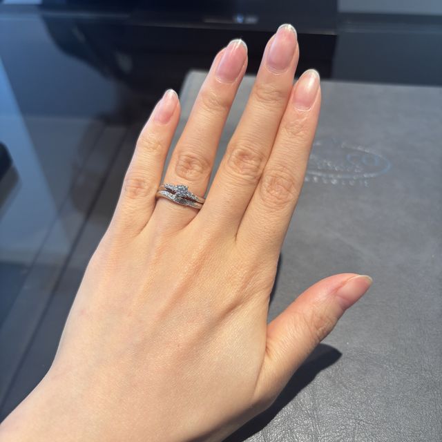 【エクセルコダイヤモンド(EXELCO DIAMOND)の口コミ】 ストレートよりは少し動きのあるデザインが良いなと思い、サイトで見て元…