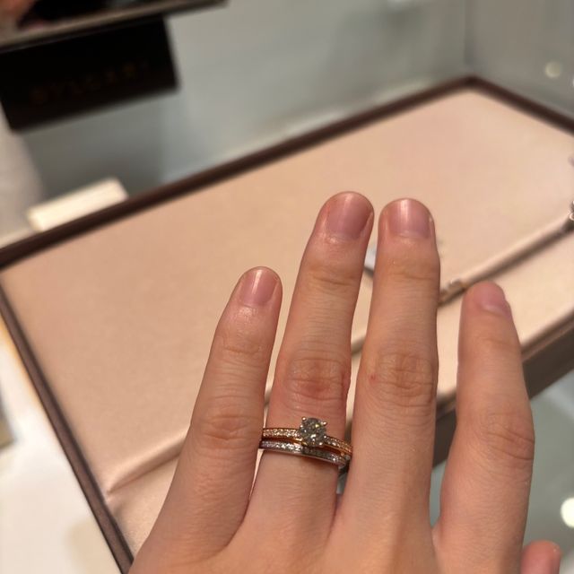 【ブルガリ(BVLGARI)の口コミ】 ピンクゴールドで肌なじみがよく、どんなファッションにも合わせやすそう…