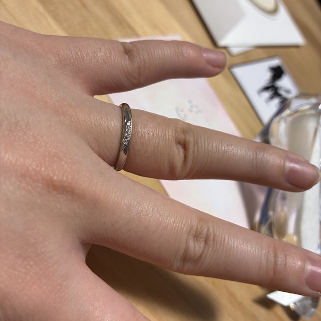 【Disney Cinderella(ディズニー シンデレラ)の口コミ】 ストレートだけどカットが入っていて綺麗な形に見えます。真ん中に3つ石が…