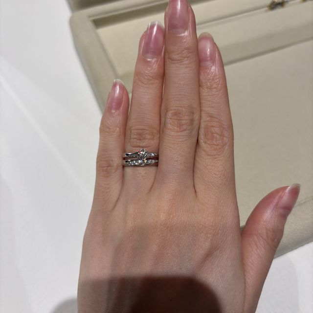 【和光ブライダルブティックギンザの口コミ】 上品でエレガントな雰囲気のデザインが多い印象です。中でも流れるような…