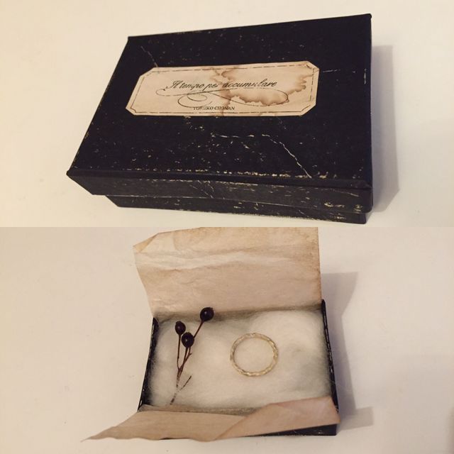 【YOSHIKO CHONAN(ヨシコチョウナン)の口コミ】 三つ編みにしたゴールドに白のエナメルを吹きかけて加工された、他の人と…