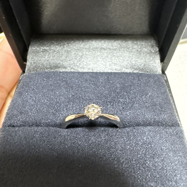 【ラザール ダイヤモンド(LAZARE DIAMOND)の口コミ】 シンプルなデザインなので、どの場面でもつけやすいと思った。今だけでは…