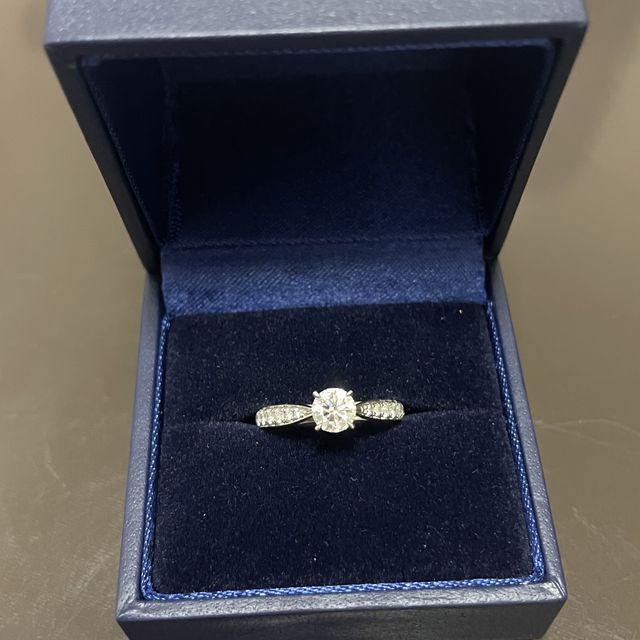 【銀座ダイヤモンドシライシの口コミ】 なるべく指が細く見えて、ダイヤは大きく見えるようなデザインがいいなー…