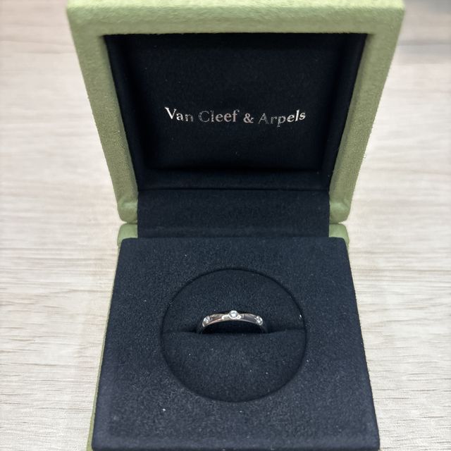 【ヴァン クリーフ＆アーペル(Van Cleef & Arpels)の口コミ】 ヴァンクリの結婚指輪の中では、よく選ばれる定番のデザインかと思います…