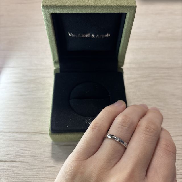 【ヴァン クリーフ＆アーペル(Van Cleef & Arpels)の口コミ】 ヴァンクリの結婚指輪の中では、よく選ばれる定番のデザインかと思います…