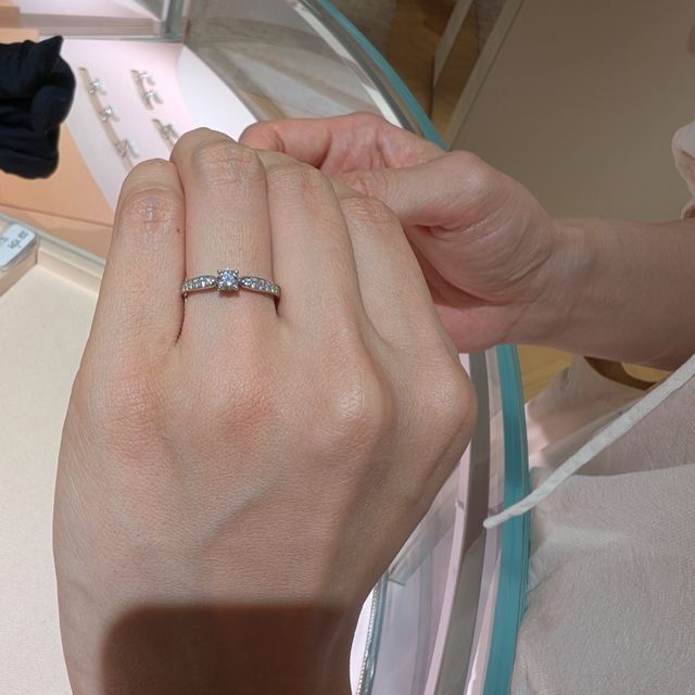【ティファニー(Tiffany & Co.)の口コミ】 婚約指輪として、他のブランドのものを試して気に入った系統が定まったた…