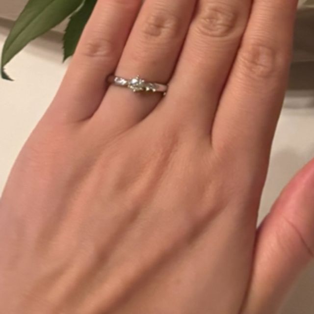 【ラザール ダイヤモンド(LAZARE DIAMOND)の口コミ】 指輪のデザインは、ストレートです。全体的にシンプルな感じですが、真ん…