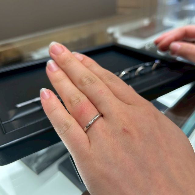 【ラザール ダイヤモンド(LAZARE DIAMOND)の口コミ】 婚約指輪に重ね付けをしても、可愛いものが良かったので、シンプルなもの…