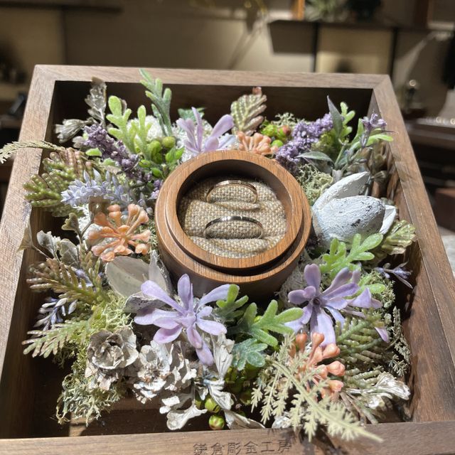 【鎌倉彫金工房の口コミ】 男女ともに1.5mmの細身デザインを選択し、
ホワイトゴールドとピンクゴー…