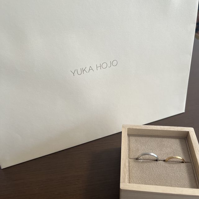 【YUKA HOJO(ユカホウジョウ)の口コミ】 ひと目で心に残る独特な造形美が魅力です。曲線や凹凸のニュアンスが、ま…