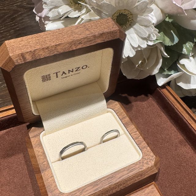 【TANZO.(鍛造指輪)の口コミ】 表で着けるとキラキラ輝き裏に回すとシンプルにできてシーンに合わせて変…