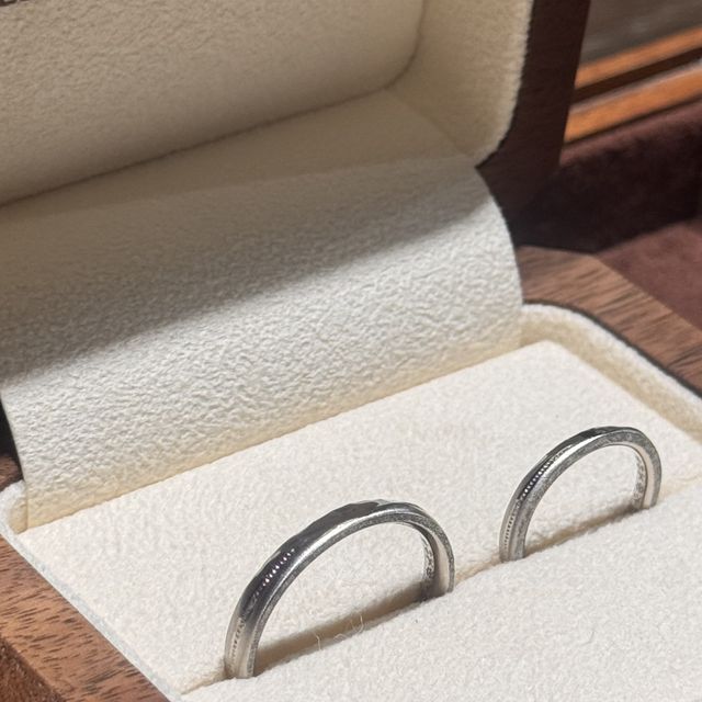 【TANZO.(鍛造指輪)の口コミ】 表で着けるとキラキラ輝き裏に回すとシンプルにできてシーンに合わせて変…