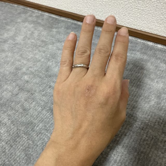 【ケイウノ ブライダル(K.UNO BRIDAL)の口コミ】 つや消し加工をしてあるのがとても気に入りました。デザインもシンプルで…