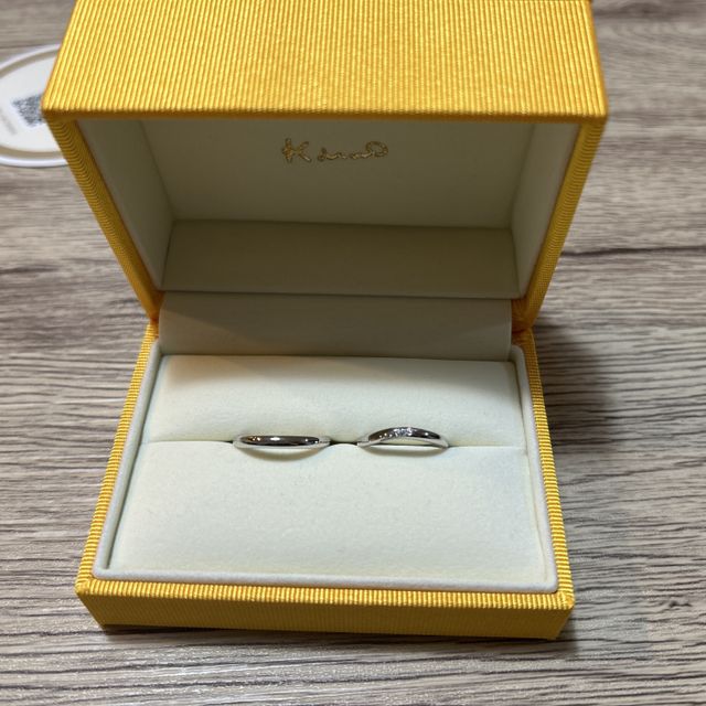 【ケイウノ ブライダル(K.UNO BRIDAL)の口コミ】 ダイヤが付いていて可愛い。
波打つデザインにより、指が細く見える。
シ…