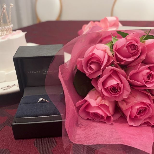 【ラザール ダイヤモンド(LAZARE DIAMOND)の口コミ】 王道の一粒ダイヤモンドが存在感があります。また、シンプルだけど土台が…