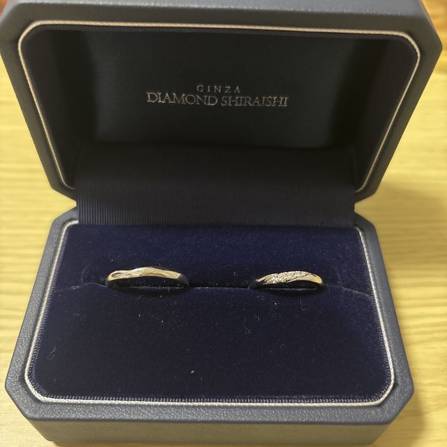 【銀座ダイヤモンドシライシの口コミ】 ダイヤの留め方とウェーブの角度、ダイヤの数が気に入り、購入しました。
…