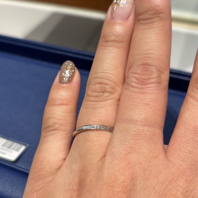 【銀座ダイヤモンドシライシの口コミ】 デザインはストレートとウェーブの中間の形をしており、指を美しく見せて…