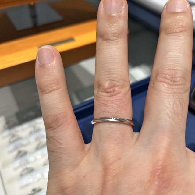 【銀座ダイヤモンドシライシの口コミ】 デザインは王道ストレートタイプとウェーブタイプの中間の形をしており、…