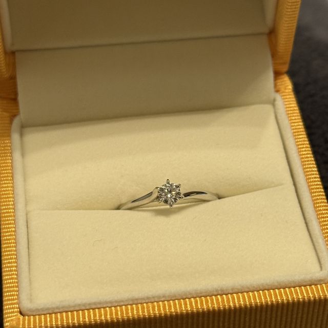 【ケイウノ ブライダル(K.UNO BRIDAL)の口コミ】 上質な素材と繊細なデザインが魅力で、着け心地もとても良い指輪です。シ…