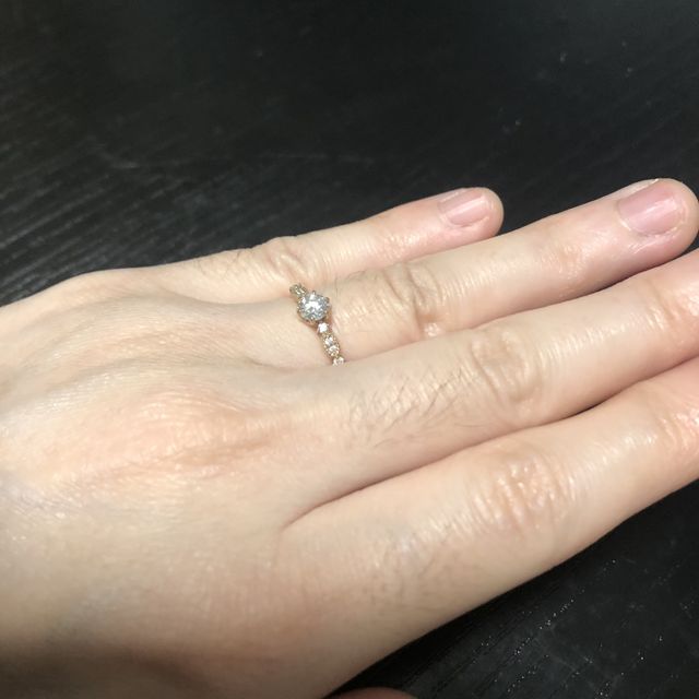 【Flavor(フレーバー)の口コミ】 ピンクゴールドの色合いがデザインとマッチしていて可愛らしいです。メイ…