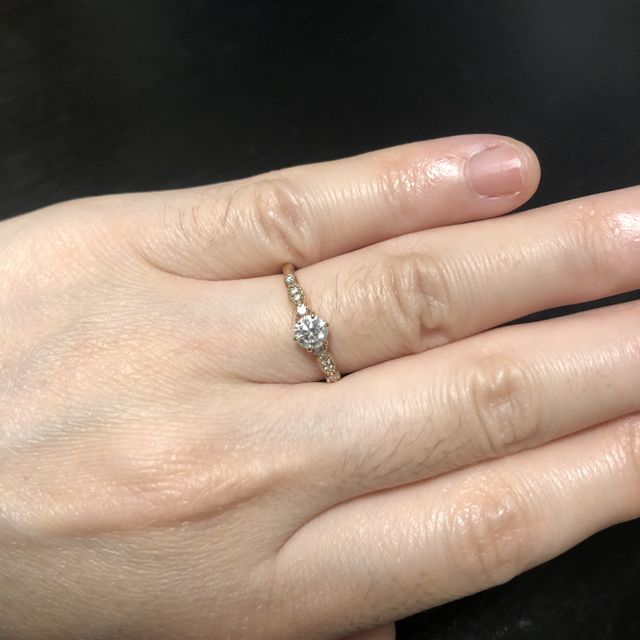 【Flavor(フレーバー)の口コミ】 ピンクゴールドの色合いがデザインとマッチしていて可愛らしいです。メイ…