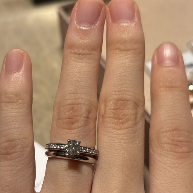 【ブルガリ(BVLGARI)の口コミ】 センターストーンの周りにもダイヤが埋め込まれた豪華なデザインの指輪で…