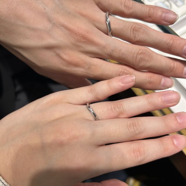 【銀座ダイヤモンドシライシの口コミ】 ウェーブタイプのデザインを探していたところ、このデザインが素敵だった…