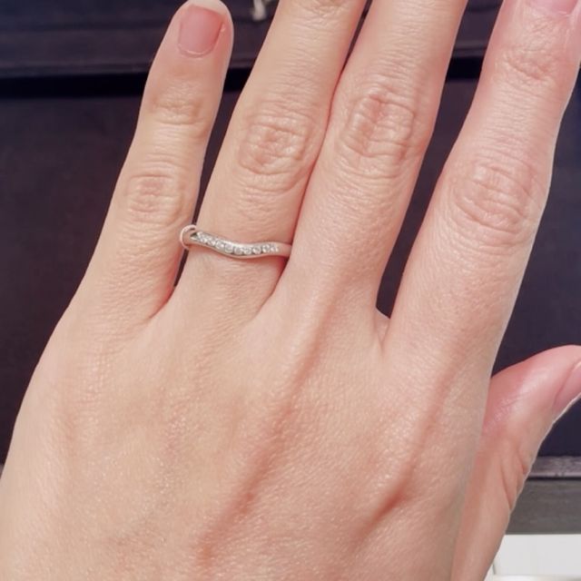 【ティファニー(Tiffany & Co.)の口コミ】 真ん中にダイヤが何粒か埋め込まれているだけでキラキラしてかわいいなと…