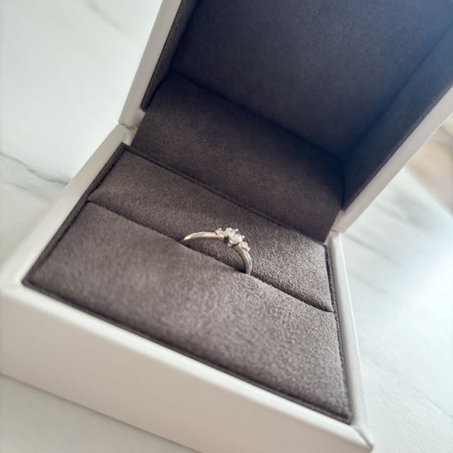 【TOWA(永遠)の口コミ】 中心は桜デザインのダイヤモンドになっており、周りには桜の葉模様のダイ…