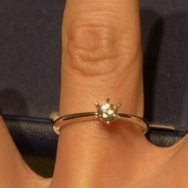 【銀座ダイヤモンドシライシの口コミ】 シンプルなデザインの王道リングですが、ダイヤの輝きにこだわりがありと…