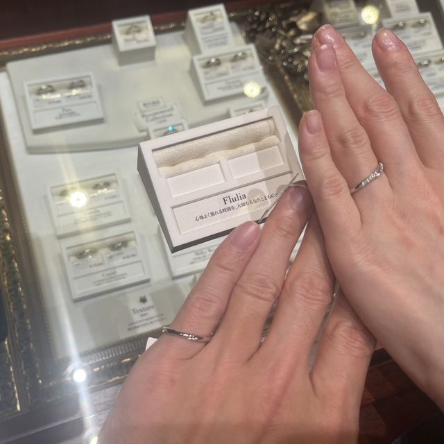 【ケイウノ ブライダル(K.UNO BRIDAL)の口コミ】 Fluliaの結婚指輪を試着した時、ウェーブのラインが薬指の付け根にぴった…