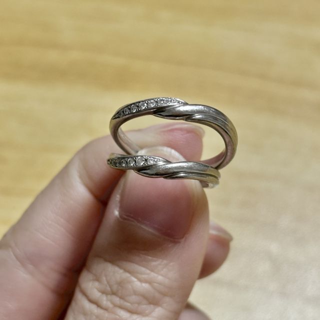 【銀座ダイヤモンドシライシの口コミ】 左右非対称な洗練された雰囲気のデザインで、ウェーブ型のラインにダイヤ…