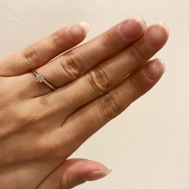 【ティファニー(Tiffany & Co.)の口コミ】 上から他のリングをつけても相性が良く、
結婚指輪と重ねづけしても問題が…