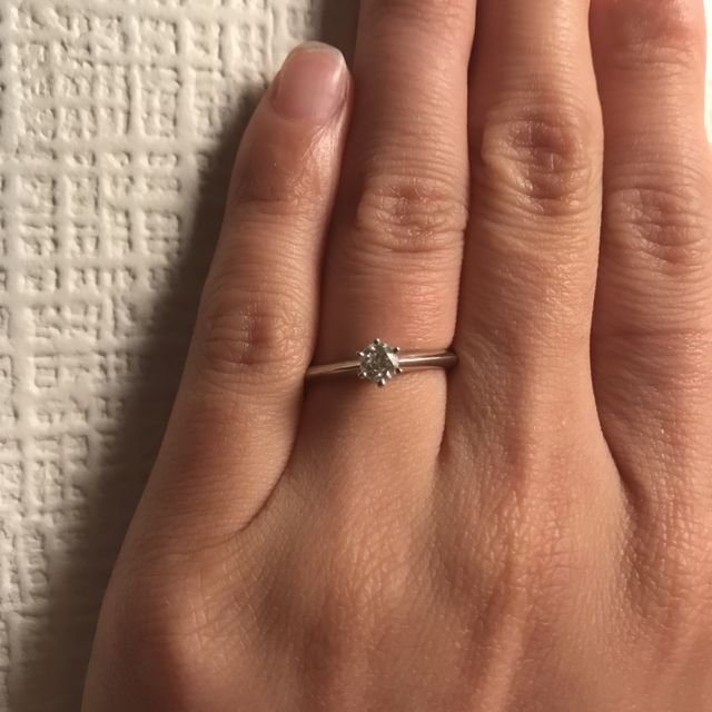 【ティファニー(Tiffany & Co.)の口コミ】 上から他のリングをつけても相性が良く、
結婚指輪と重ねづけしても問題が…