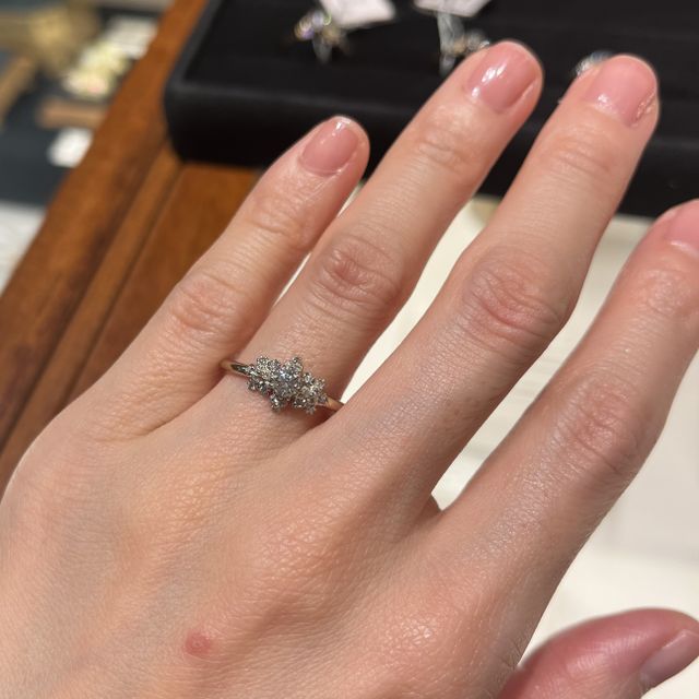 【AbHeri(アベリ)の口コミ】 婚約指輪としても店員さんがお勧めのfleursを試着させてもらいました。個…