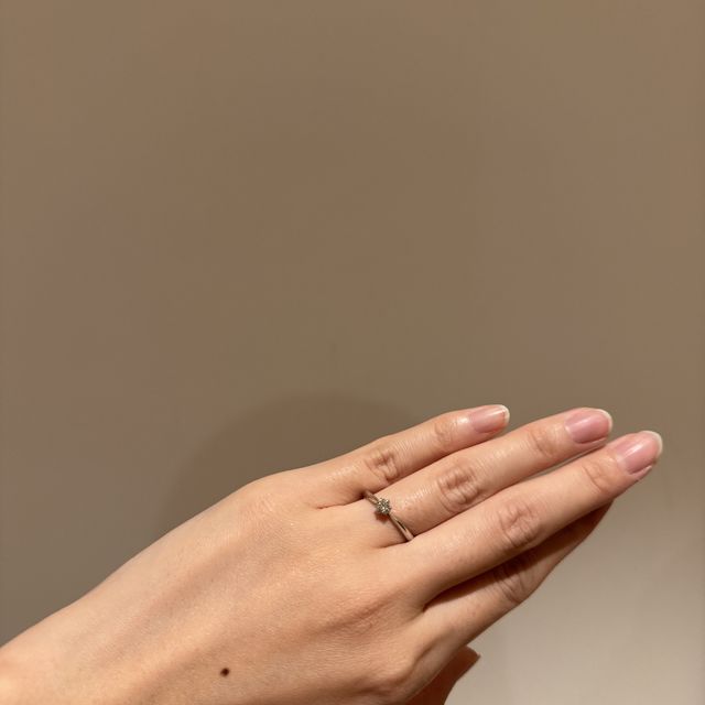 【ラザール ダイヤモンド(LAZARE DIAMOND)の口コミ】 光が入るとキラキラしていて素敵。派手過ぎずシンプル過ぎずとてもつけや…