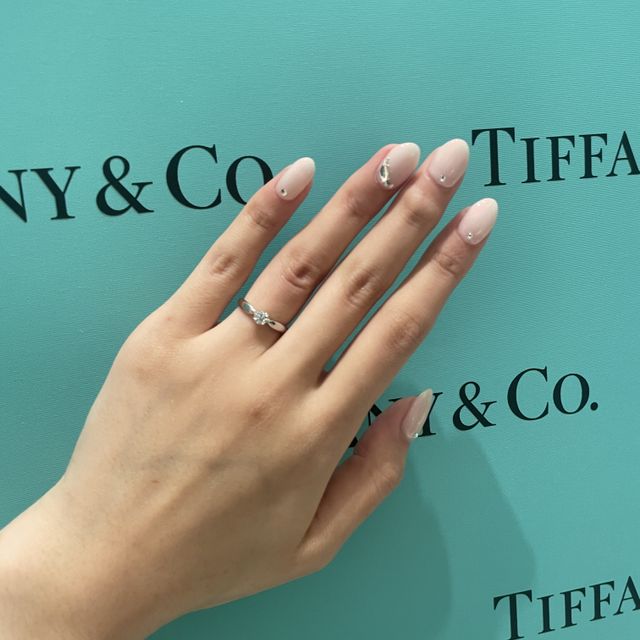 【ティファニー(Tiffany & Co.)の口コミ】 中心に大きめのダイヤがある王道のデザインです。王道デザインの中でもこ…