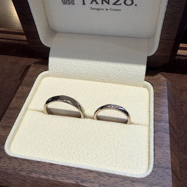 【TANZO.(鍛造指輪)の口コミ】 共に面取り加工を行ってことで、デザインは違っても、ペア感を演出するこ…