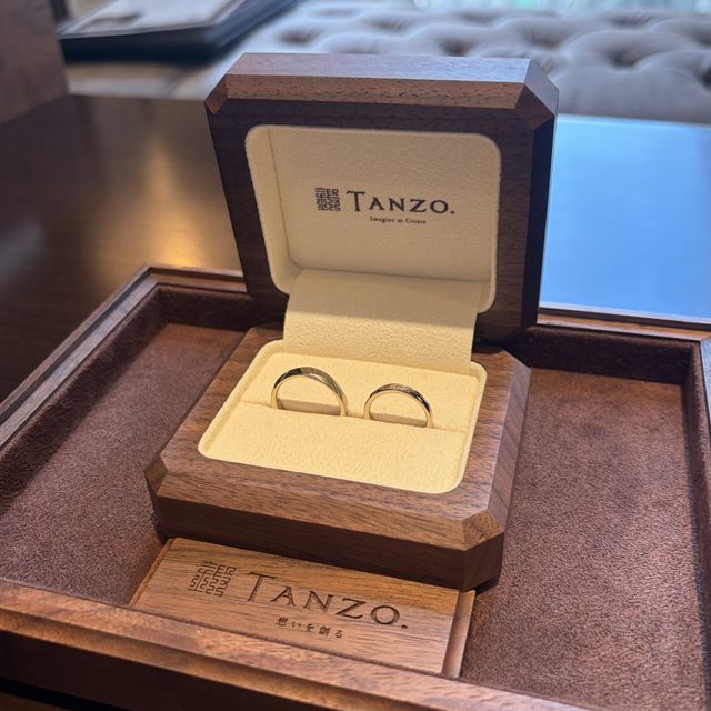 【TANZO.(鍛造指輪)の口コミ】 共に面取り加工を行ってことで、デザインは違っても、ペア感を演出するこ…