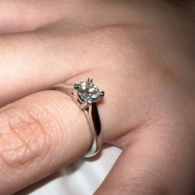 【ハリー・ウィンストン(Harry Winston)の口コミ】 ハリーウィンストンのソリティアリングは、とにかくダイヤの輝きが別格で…