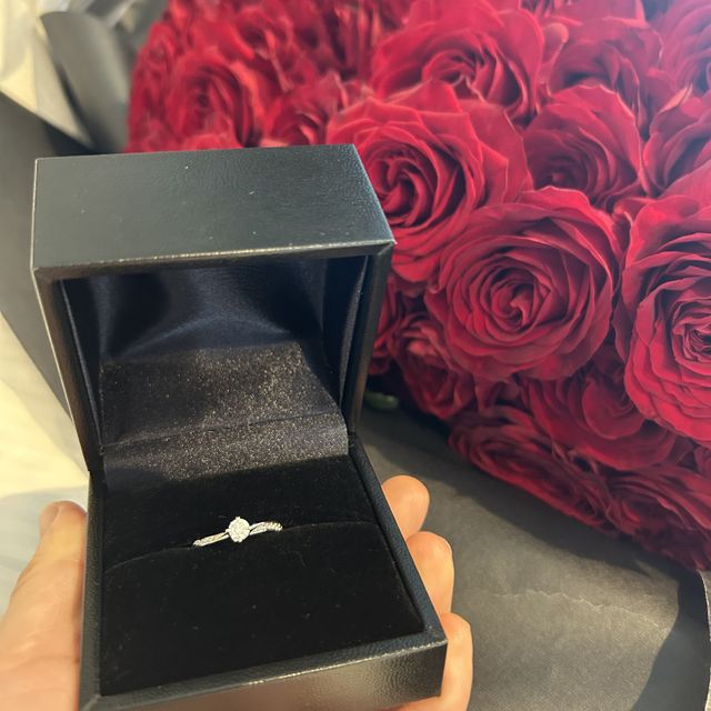 【TOMOE(トモエ)の口コミ】 TOMOE TOMOE-巴-
真ん中に大きなダイヤ、サイドにもたくさんキラキラと
散…