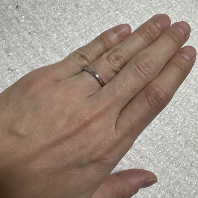 【ラザール ダイヤモンド(LAZARE DIAMOND)の口コミ】 メンズですがシンプルで普段でもつけやすいです。シンプルですが、重厚感…