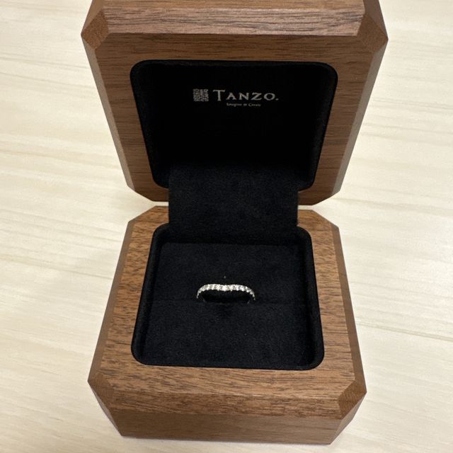 【TANZO.(鍛造指輪)の口コミ】 ハーフエタニティで探していてこのＶ字カーブが絶妙で目に止まりました。…