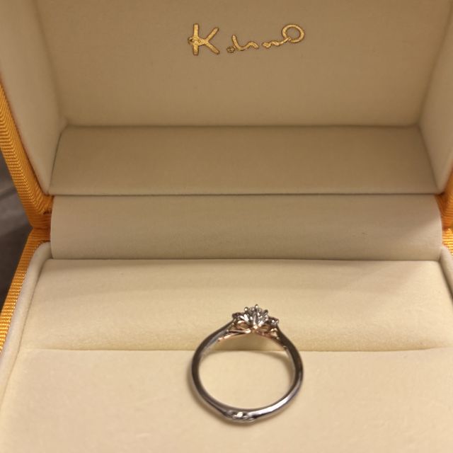 【ケイウノ ブライダル(K.UNO BRIDAL)の口コミ】 ピンクのリボンが内側に入っており、上から見た時は見えないが、横から見…