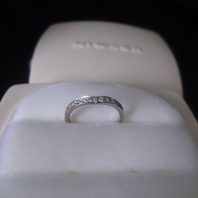 【俄(にわか)の口コミ】 30代ということもあり、シンプルで王道の指輪を探していました。婚約指輪…