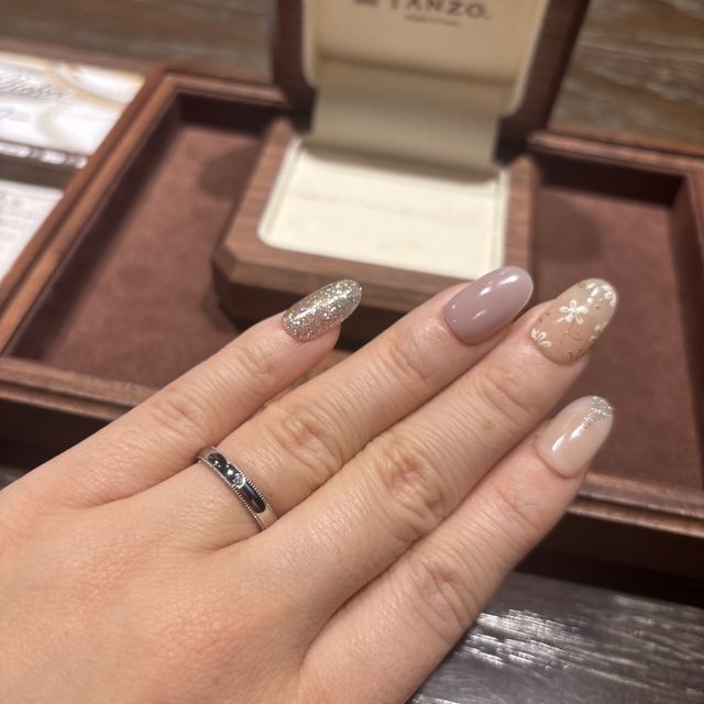 【TANZO.(鍛造指輪)の口コミ】 鏡面にプラスしてダイヤが一粒入っていることで光が当たった時のキラキラ…