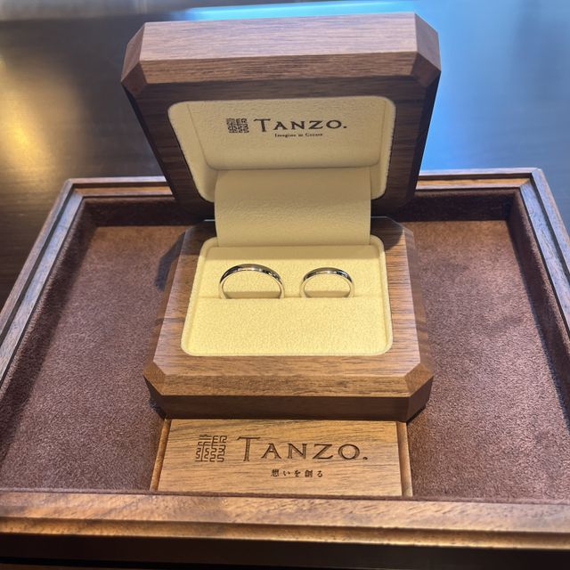【TANZO.(鍛造指輪)の口コミ】 着け心地が良く、デザインもシンプルで光り輝いており、
婚約指輪との重ね…