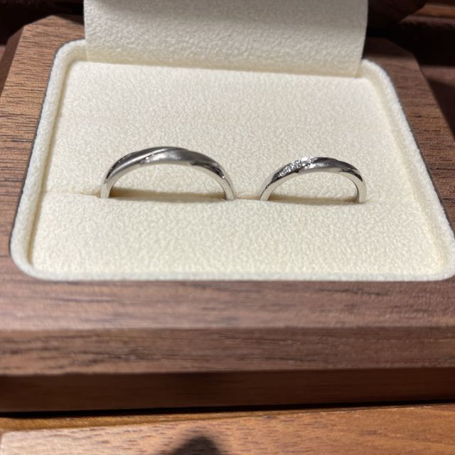 【TANZO.(鍛造指輪)の口コミ】 同じ加工方法で仕上げてもらった結婚指輪は、統一感がありつつ、私のリン…