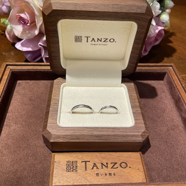 【TANZO.(鍛造指輪)の口コミ】 同じ加工方法で仕上げてもらった結婚指輪は、統一感がありつつ、私のリン…