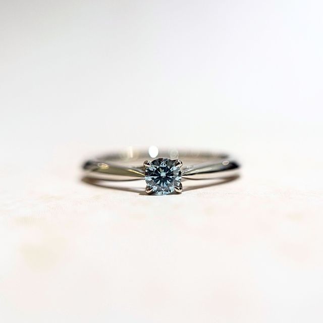 【CAFERING(カフェリング)の口コミ】 先に選んだ結婚指輪とセットリングとして販売されていて、シンプルかつ王…